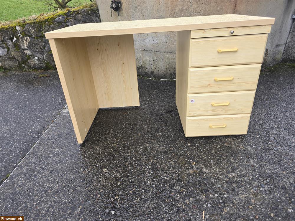 Bild 1: Robuster Schreibtisch zu verkaufen