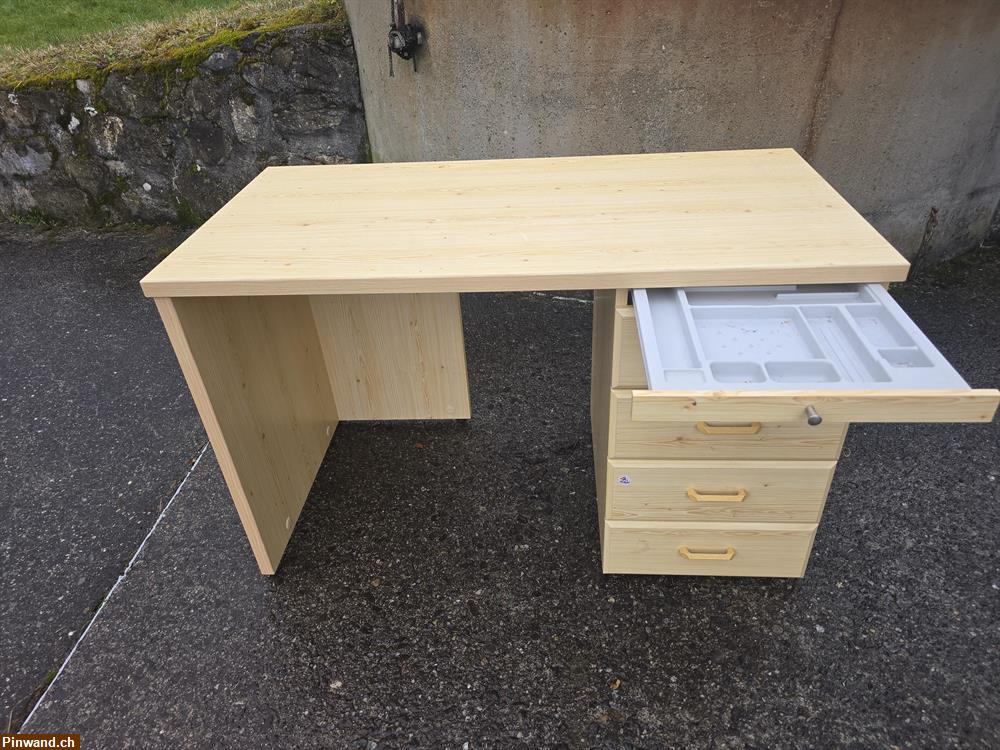 Bild 2: Robuster Schreibtisch zu verkaufen