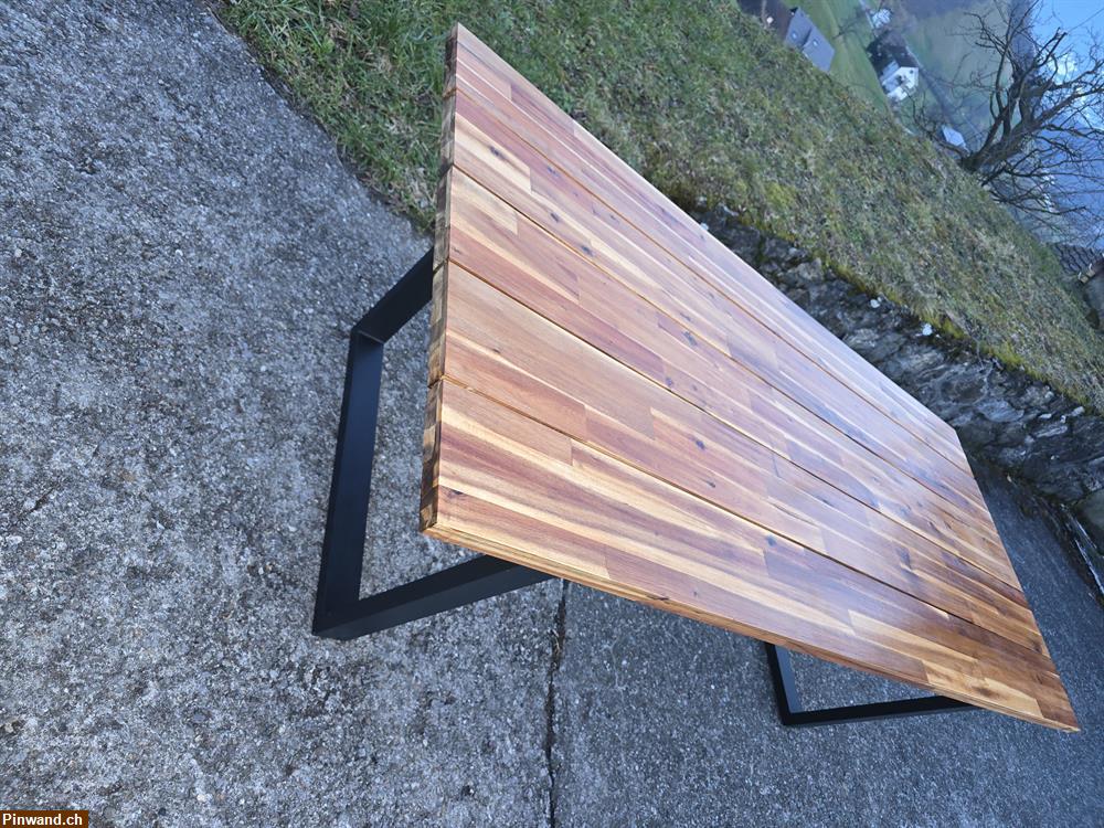 Bild 1: Massiver Tisch zu verkaufen