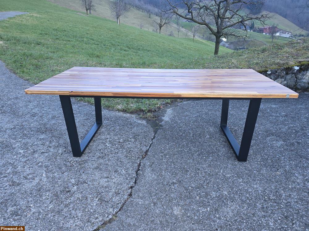 Bild 2: Massiver Tisch zu verkaufen
