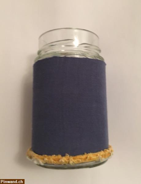 Bild 1: Glasvase mit blauem Stoff