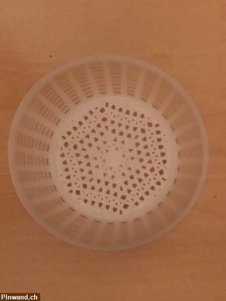 Bild 1: Milchfarbiger Korb