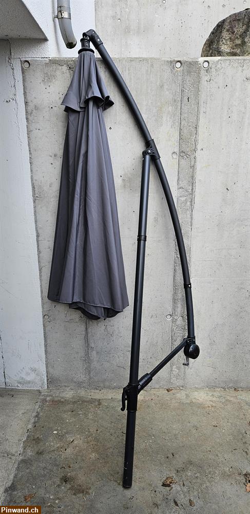 Bild 1: Sonnenschirm, Gartentisch und Kissen zu verkaufen