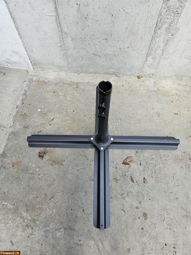 Bild 2: Sonnenschirm, Gartentisch und Kissen zu verkaufen