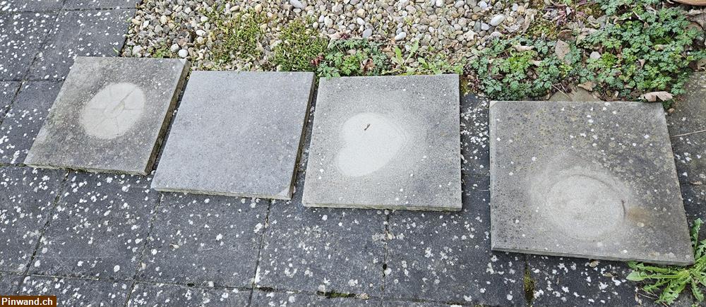 Bild 3: Sonnenschirm, Gartentisch und Kissen zu verkaufen