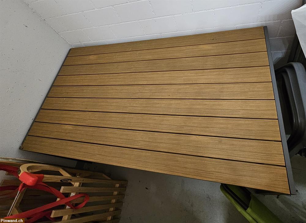 Bild 4: Sonnenschirm, Gartentisch und Kissen zu verkaufen