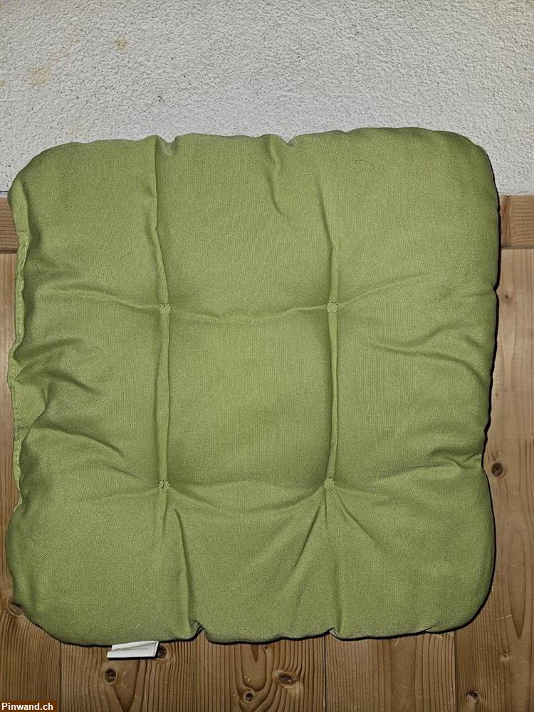 Bild 8: Sonnenschirm, Gartentisch und Kissen zu verkaufen