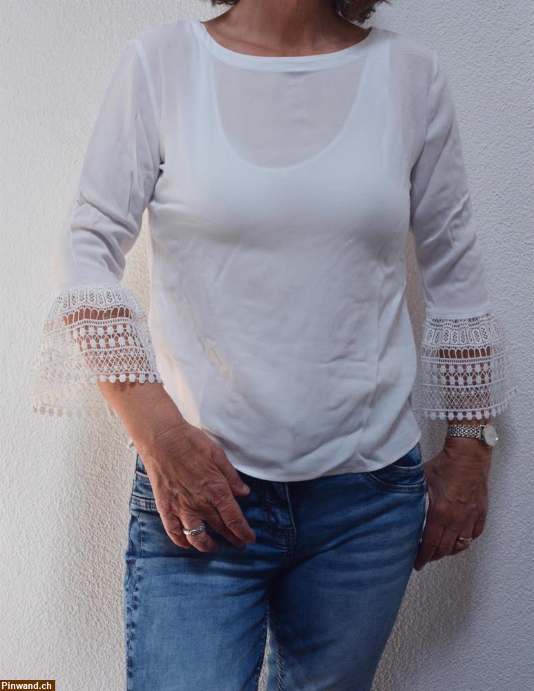 Bild 1: Weisse Bluse von s.Oliver mit Volant Ärmel mit Stickerei