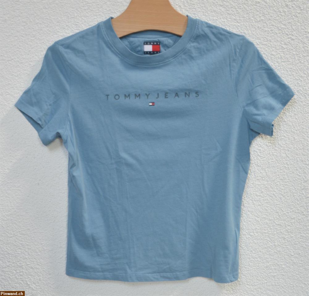 Bild 1: Rauchblaues T-Shirt von Tommy Hilfiger