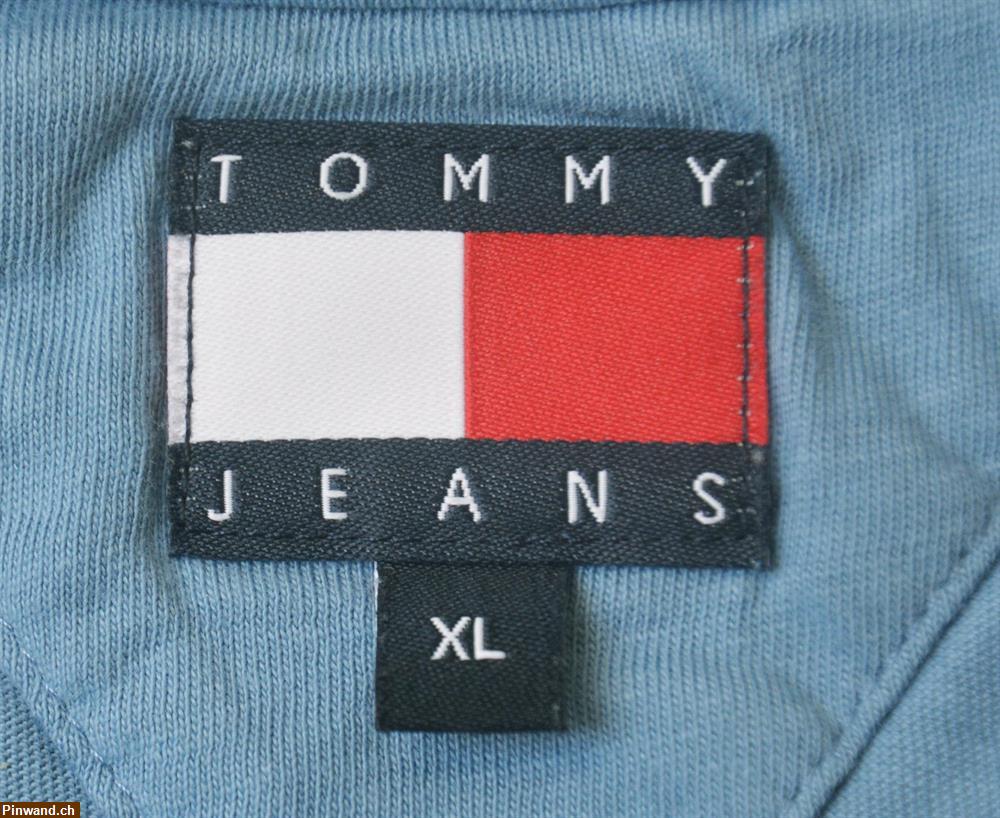 Bild 3: Rauchblaues T-Shirt von Tommy Hilfiger