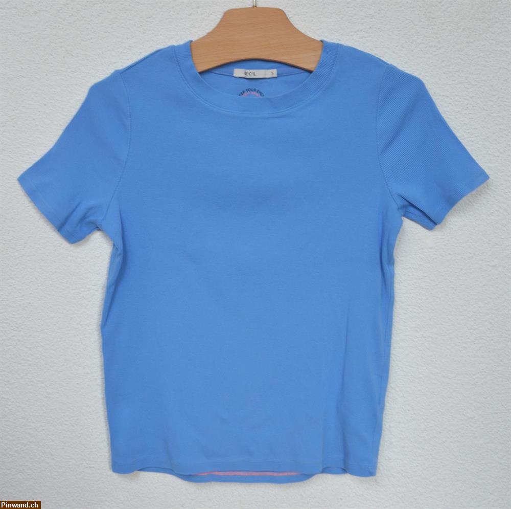 Bild 1: blaues T-Shirt von Cecil mit Rippenstruktur