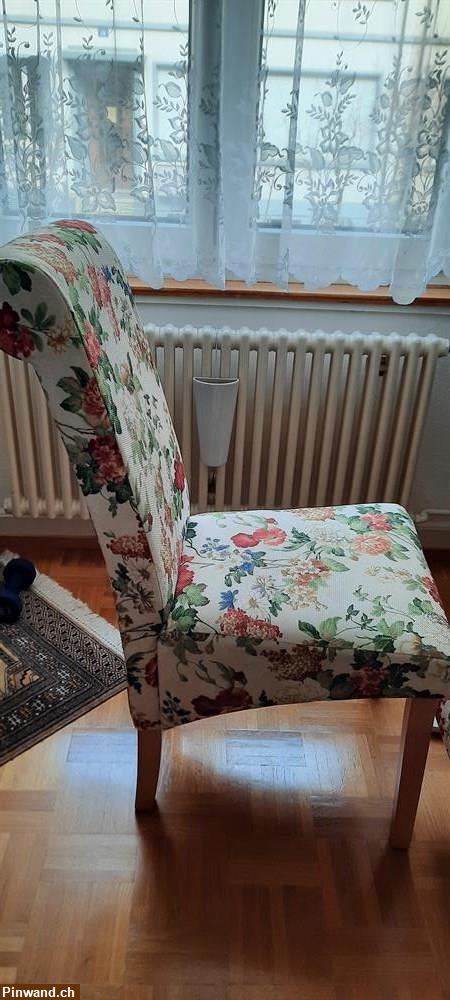 Bild 1: 2 neue Polsterstühle und 1 Tisch zu verkaufen