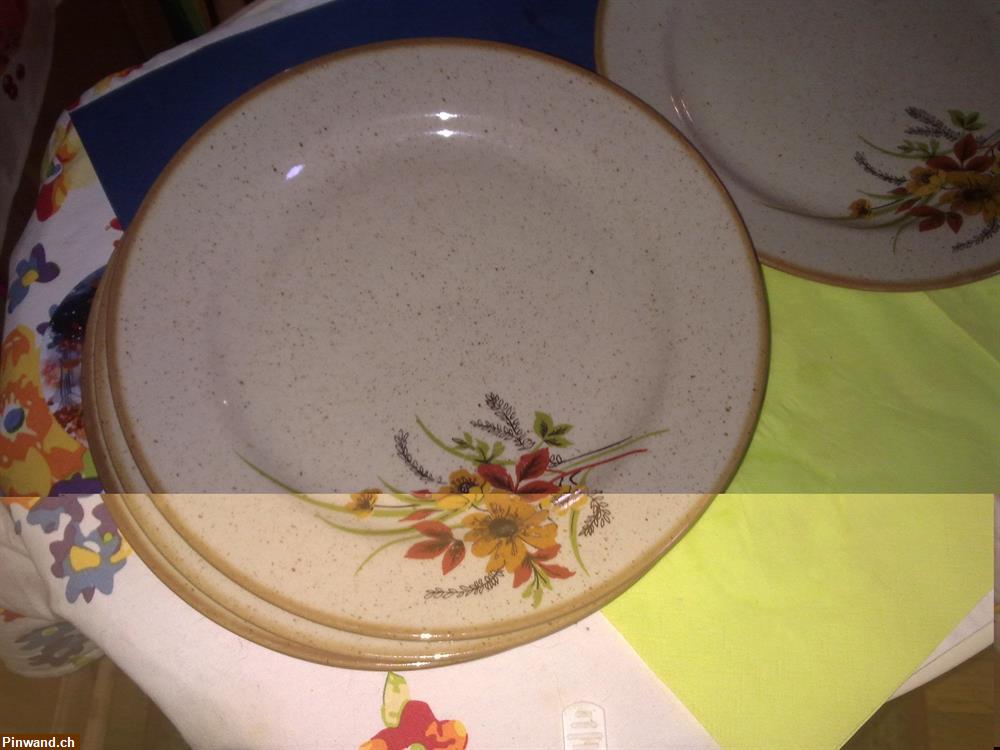 Bild 2: 5 flache Teller mit Blumenmuster