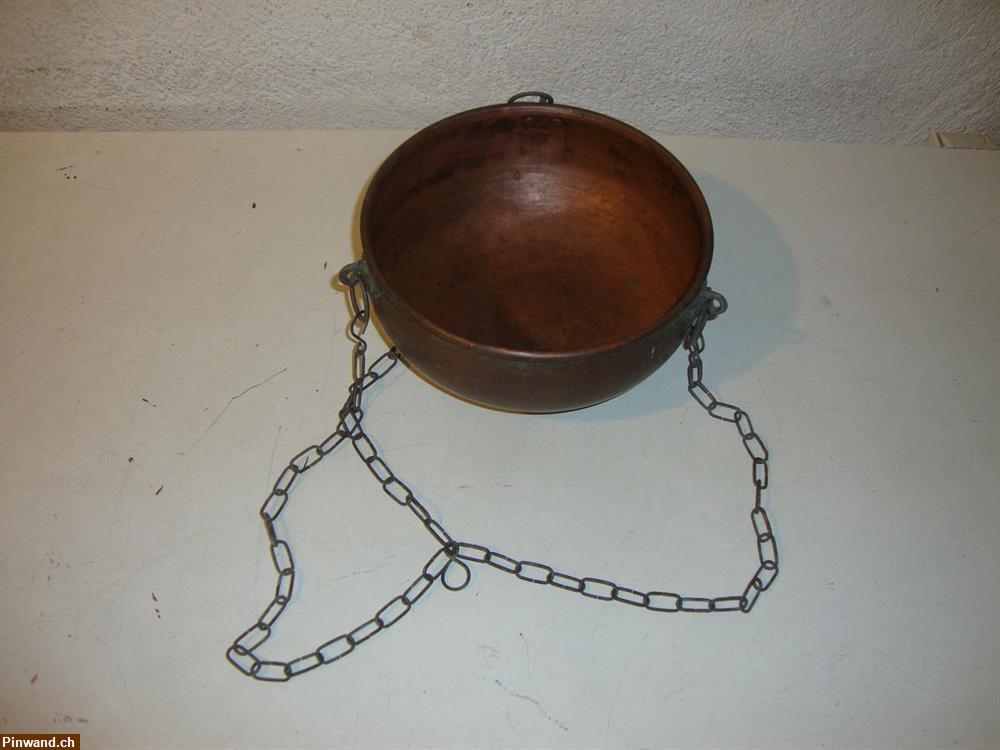 Bild 1: Kupferschale mit Kette