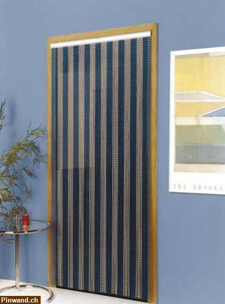 Bild 1: Kettenvorhang aus eloxiertem Aluminium, gestreift