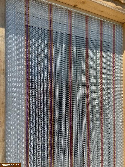 Bild 2: Kettenvorhang aus eloxiertem Aluminium, gestreift