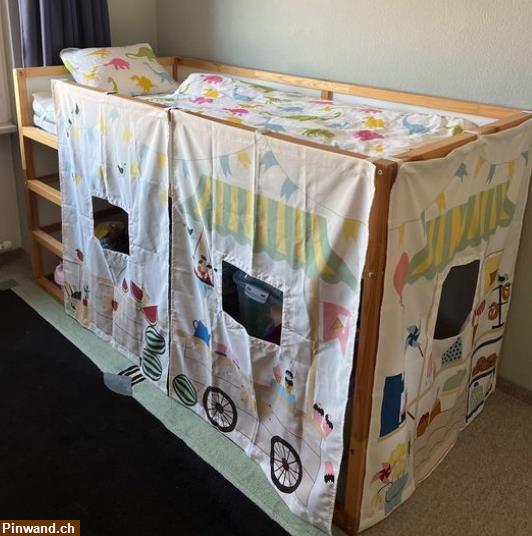 Bild 4: Kinderbett mit Vorhängen (IKEA Kura) zu verkaufen