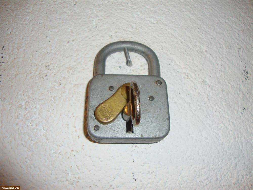 Bild 1: Altes Vorhängeschloss