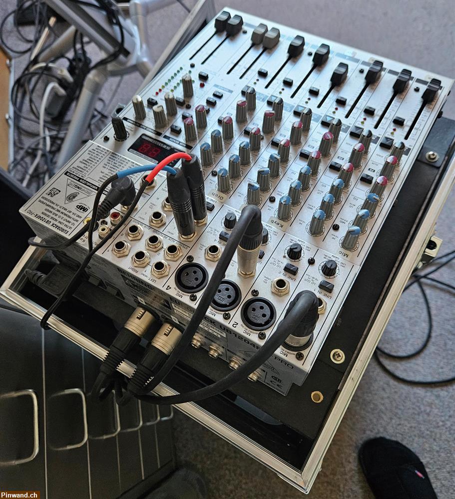 Bild 1: Behringer Eurorack UB1204FX-Pro mit Winkelrack