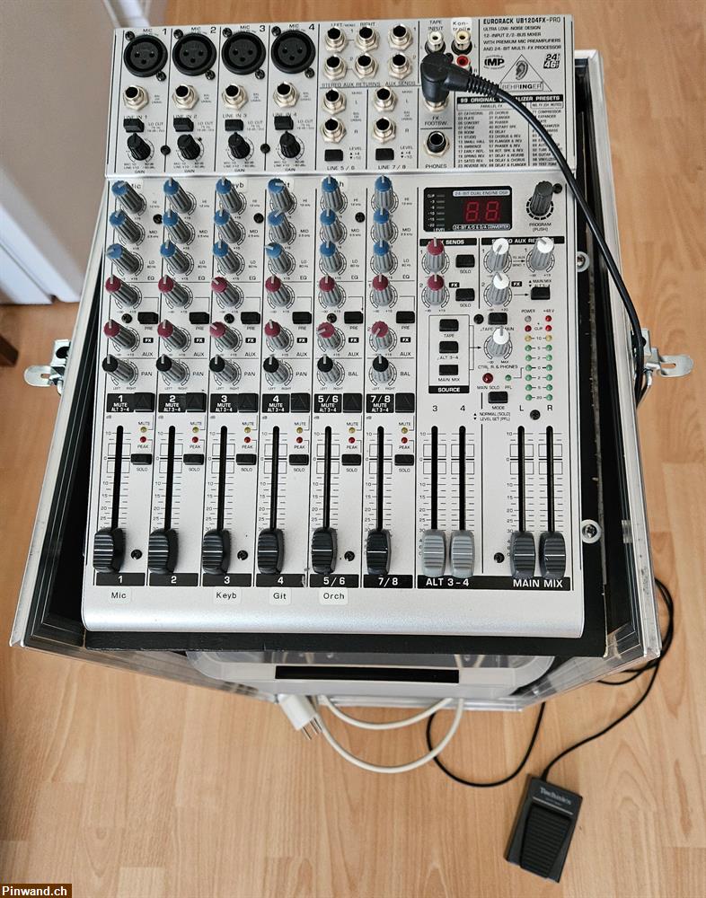 Bild 2: Behringer Eurorack UB1204FX-Pro mit Winkelrack