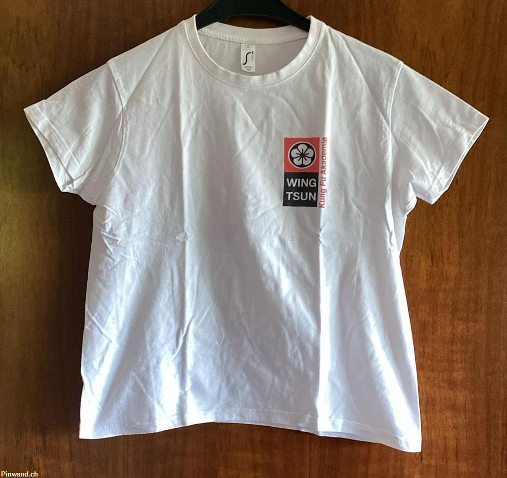 Bild 1: ca. Gr. 152/158 weisses Sport-Shirt "Kung Fu Akademie"