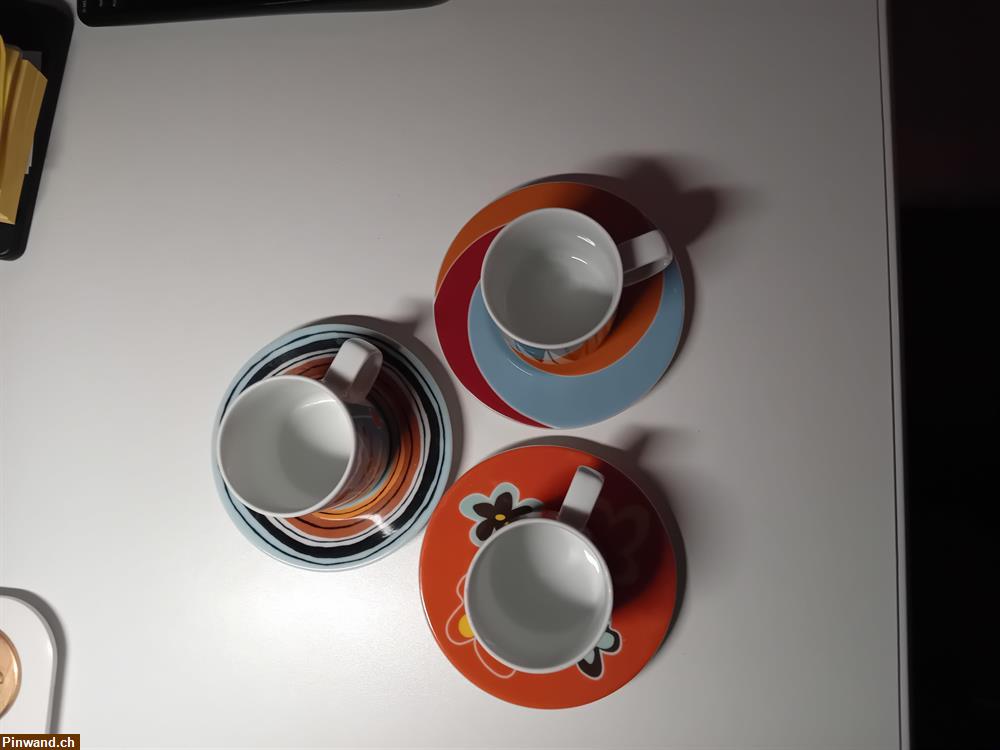 Bild 1: Verschiedene Kaffeetassen mit Untersatz abzugeben