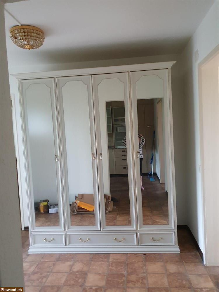 Bild 1: Spiegelschrank mit 4 Türen zu verschenken