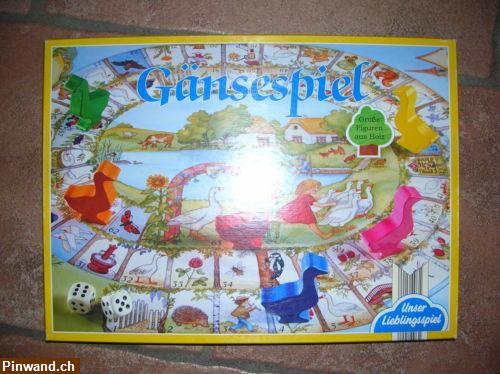 Bild 1: Gänsespiel, Brettspiel mit Holzfiguren