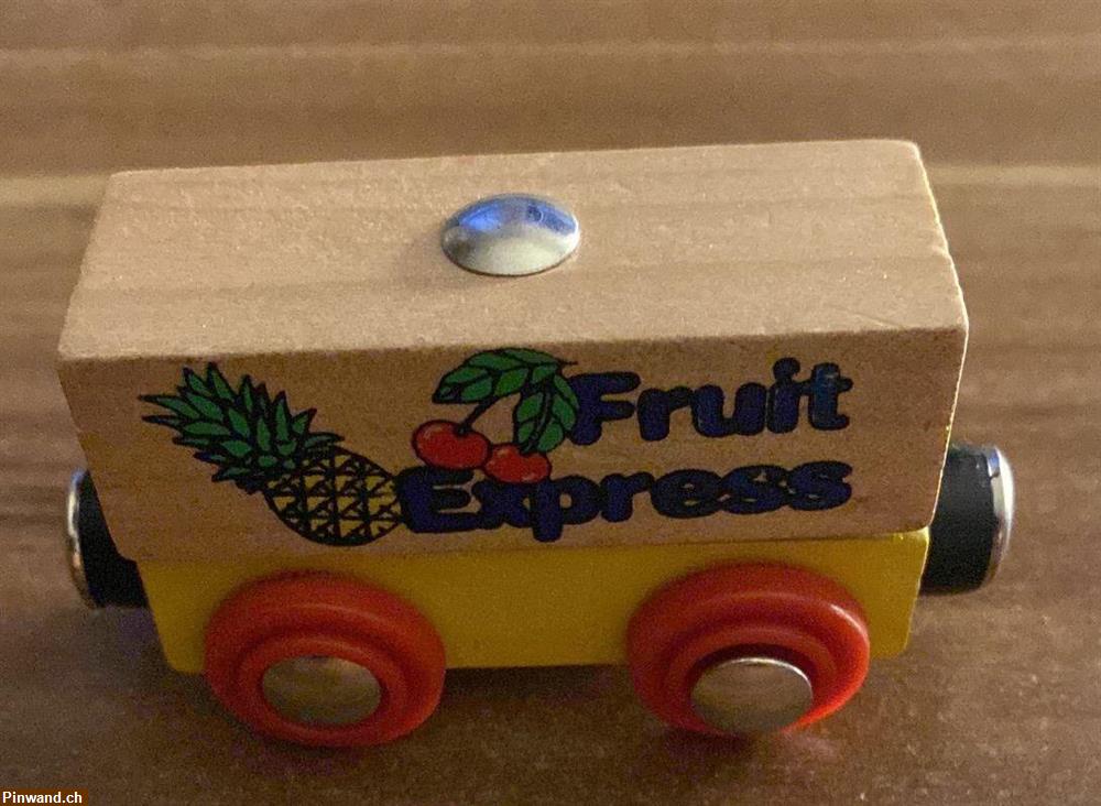 Bild 1: Brio Anhänger Fruit Express zur Holzeisenbahn