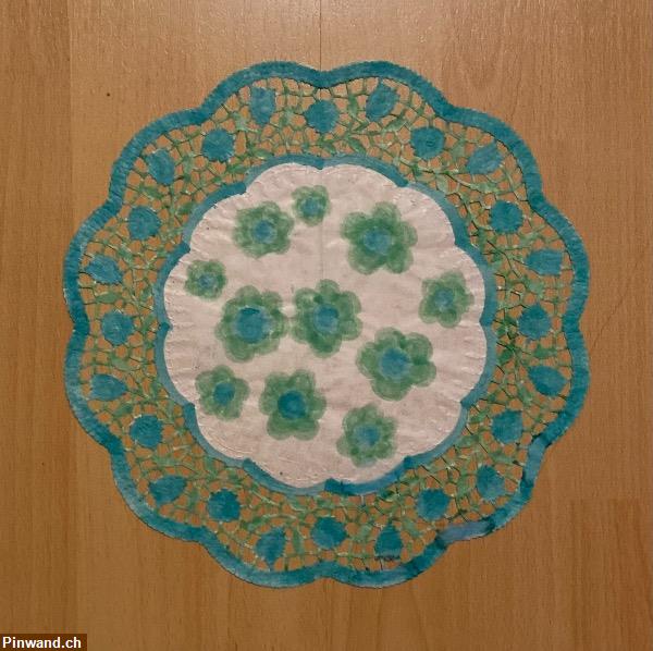 Bild 1: Farbiges Mandala Nr. 9 in blau, grün, weiss und grünblaue Blümchen