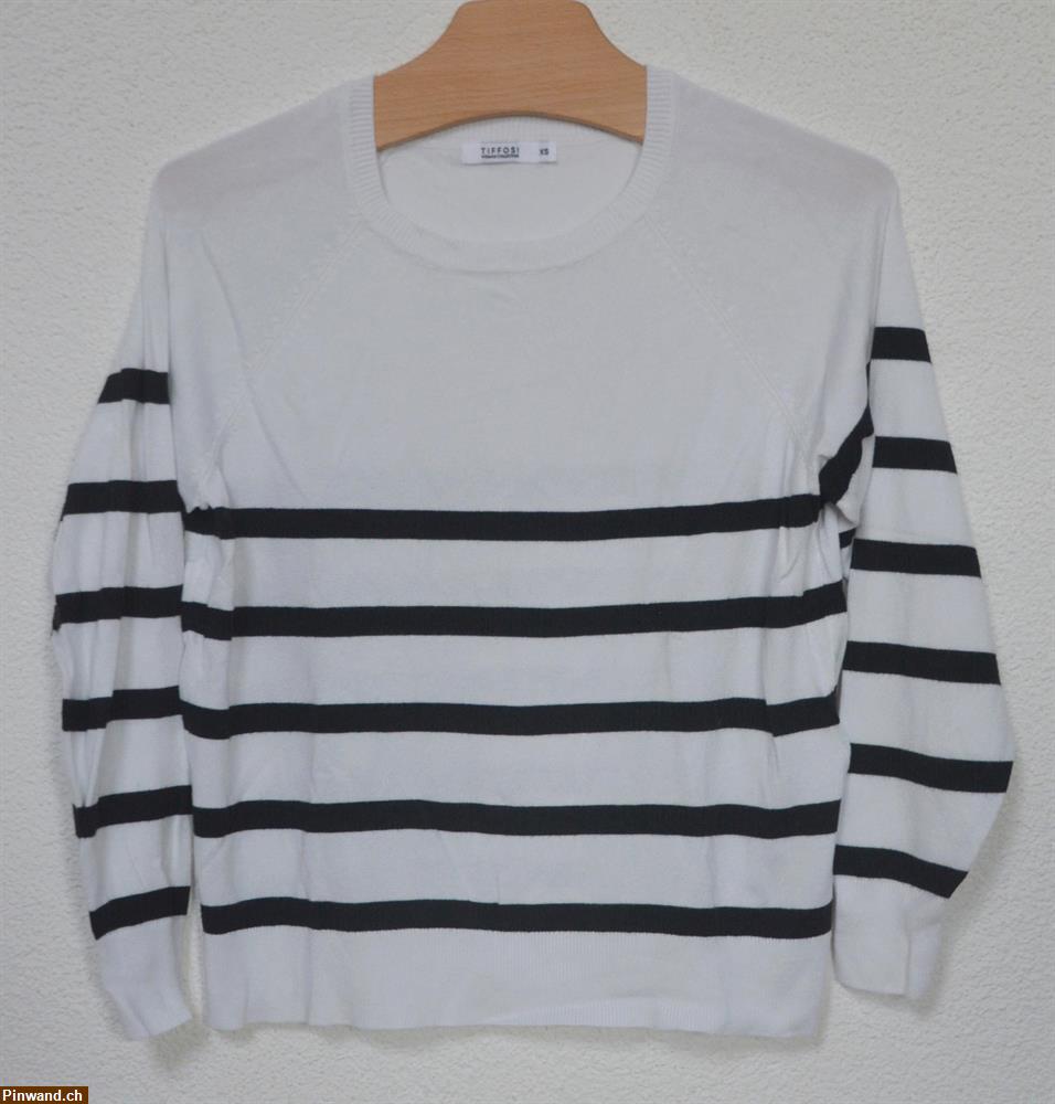 Bild 1: Leichter, weisser Damen Pullover mit schwarzen Streifen