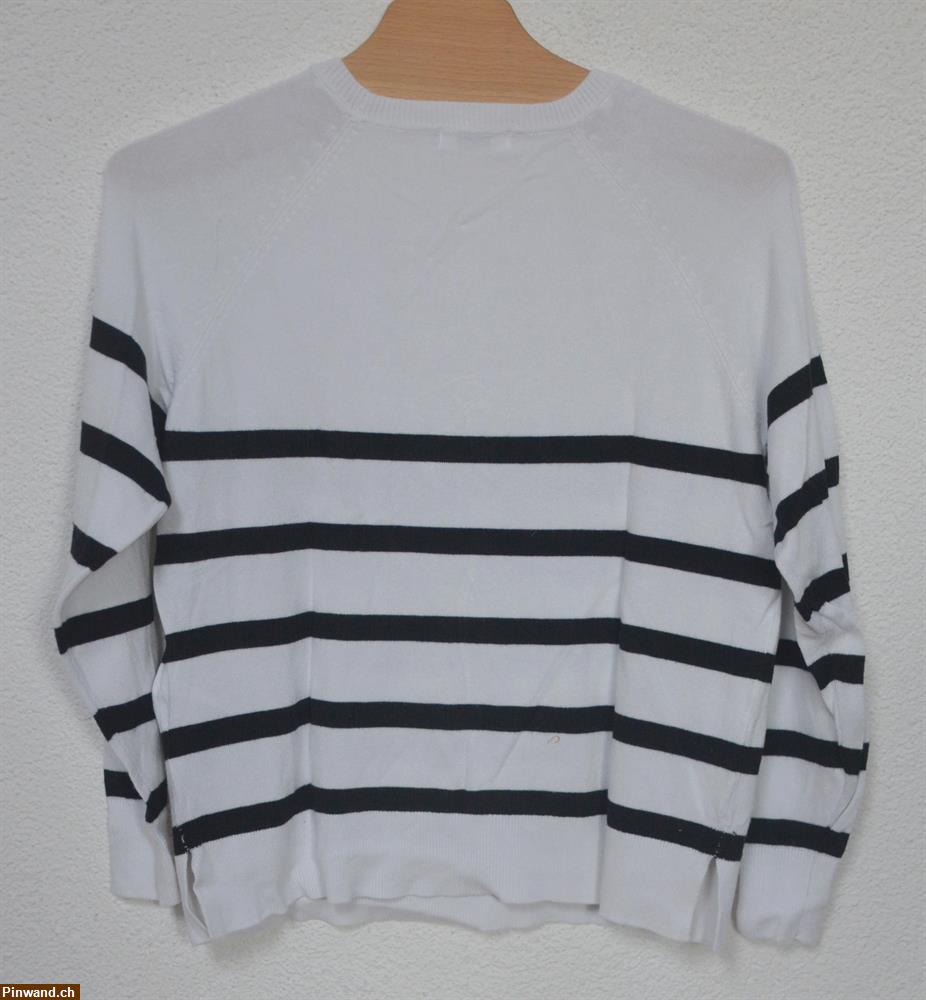 Bild 2: Leichter, weisser Damen Pullover mit schwarzen Streifen