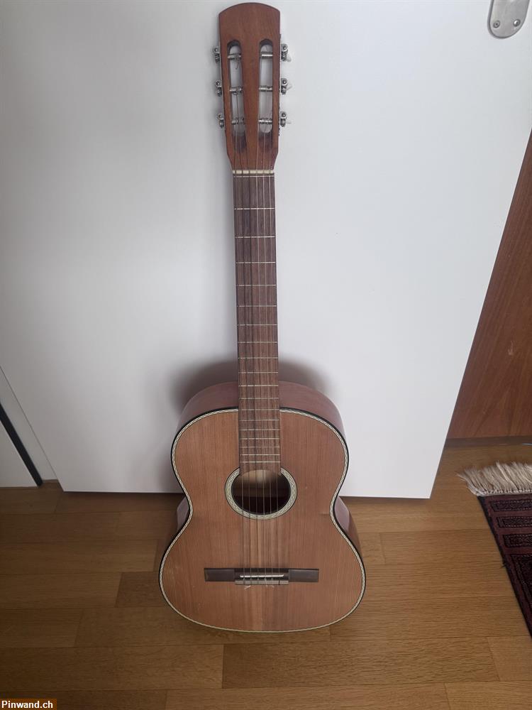 Bild 1: Begleit-Gitarre abzugeben inkl. Tragtasche mit Rückenbändeln