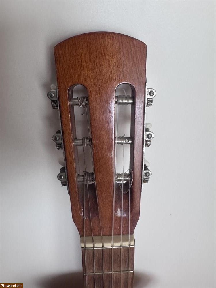 Bild 3: Begleit-Gitarre abzugeben inkl. Tragtasche mit Rückenbändeln